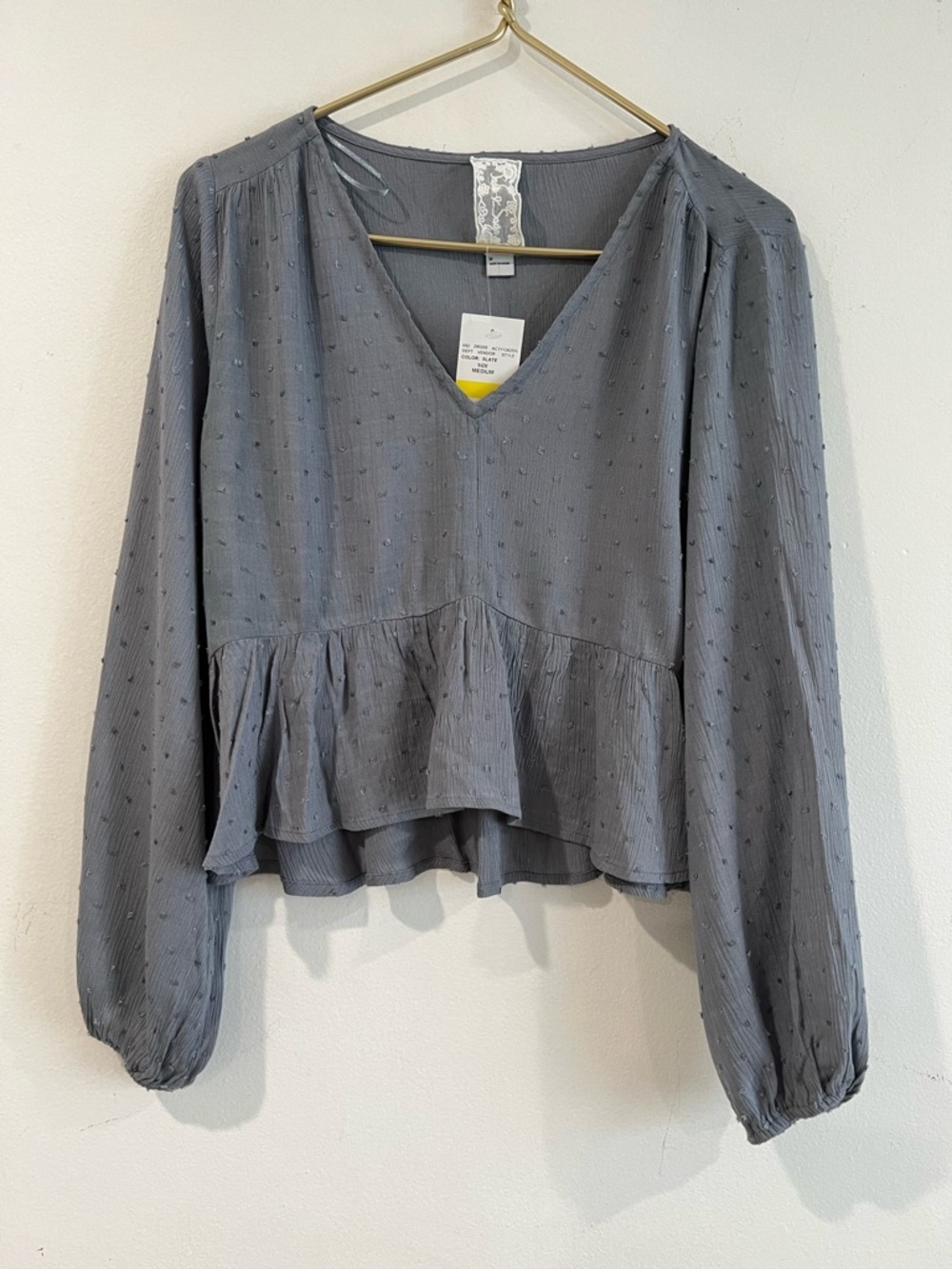 Sadie & Sages Women’s Gray V-Neck Ruffle Hem Blouse M